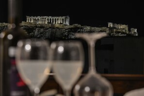 Hypo-allergenic bedding, minibar, in-room safe, individually decorated - A.P. Acropolis View Apartments (Athens)