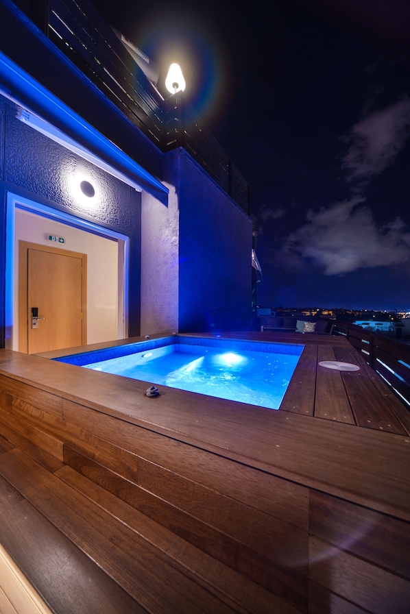 Suite with Panoramic Acropolis & Lycabettus View and Hot Tub | Terrace/patio