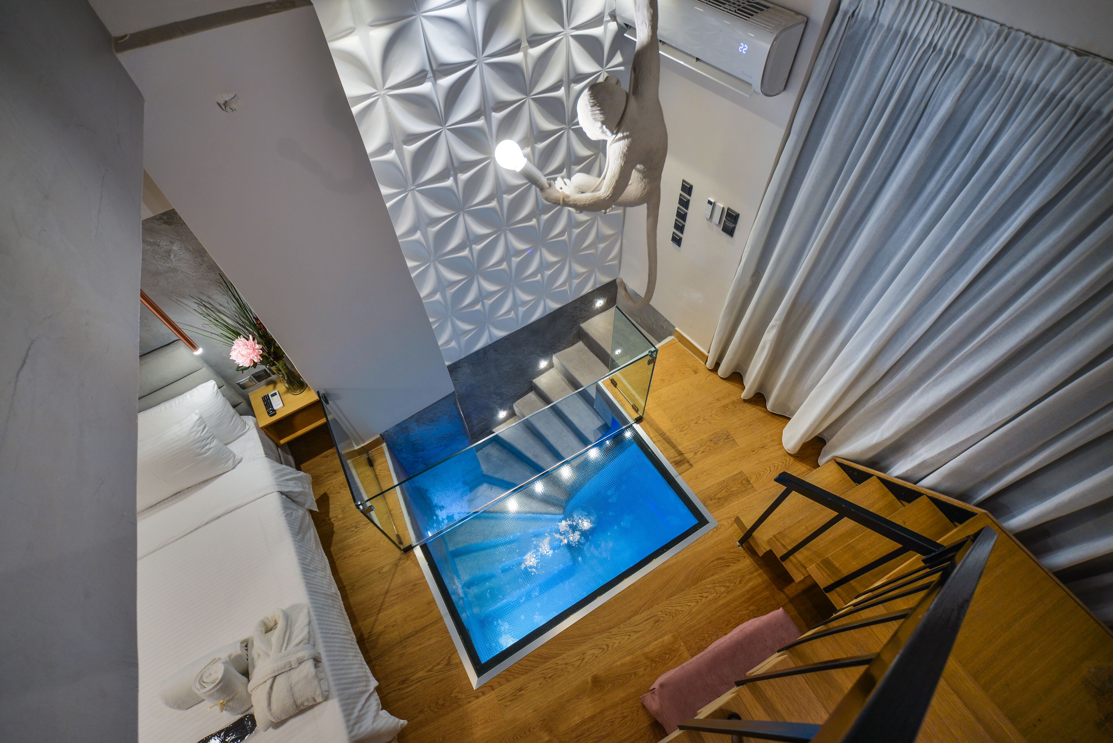 suite, hot tub (private pool) | hypo-allergenic bedding, minibar, in-room safe, individually decorated