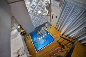 Svit - bubbelpool (Private Pool) | Allergitestade sängkläder, minibar och värdeförvaringsskåp på rummet