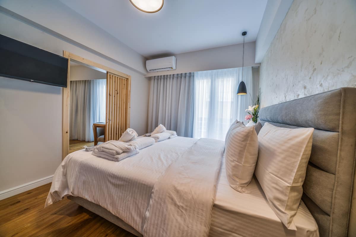 Hypo-allergenic bedding, minibar, in-room safe, individually decorated