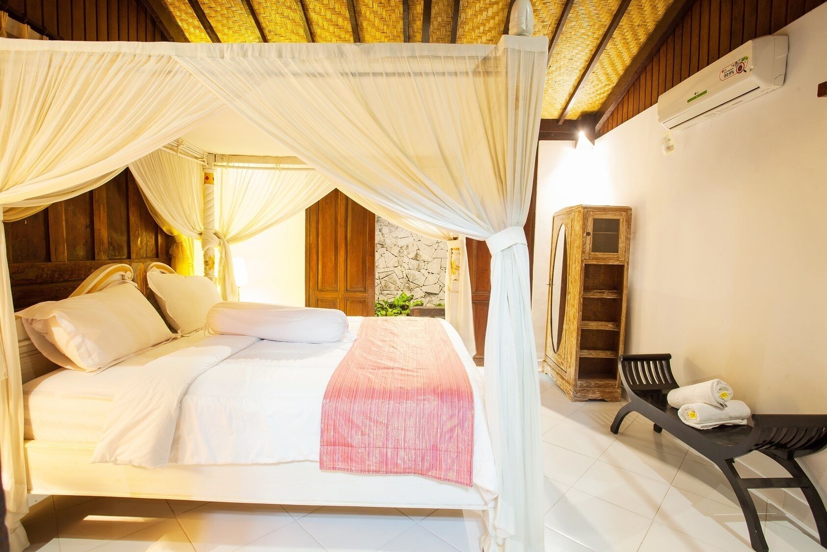 Beautiful 4 Bedrooms  Balinese Villa close to Seminyak