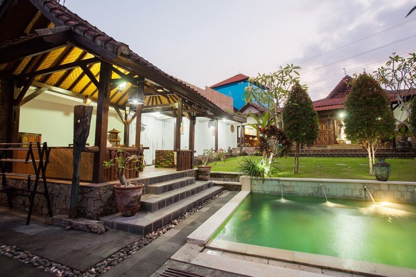 Pool and dining at dusk
