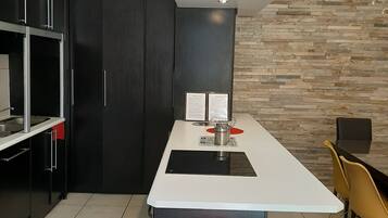 Een microgolfoven, een oven, een vaatwasser, een broodrooster