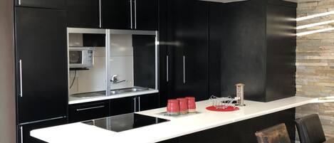 Mikrowelle, Ofen, Geschirrspüler, Toaster