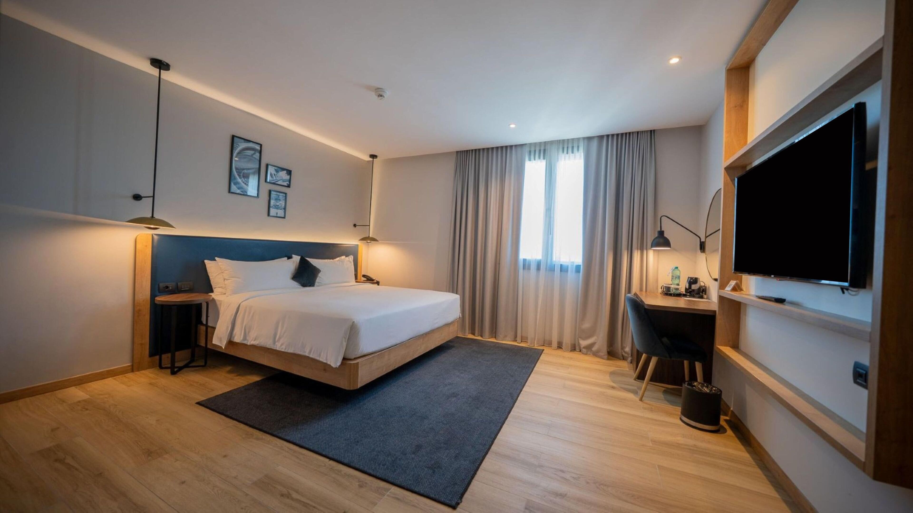 Habitación, 1 cama King size, con acceso para personas discapacitadas | Caja de seguridad en la habitación, escritorio y cortinas blackout 