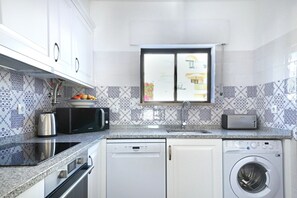 Fridge, microwave, oven, stovetop - 3B Waterside - Praia da Luz (Luz)