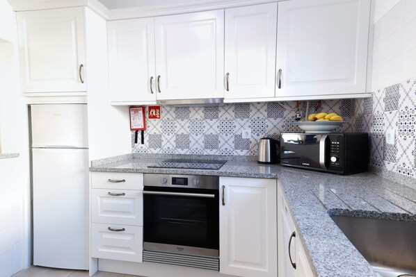 Fridge, microwave, oven, stovetop - 3B Waterside - Praia da Luz (Luz)