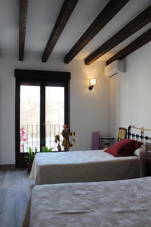 3 chambres, bureau, Wi-Fi, literie fournie
