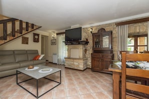 TV, fireplace, DVD player, stereo - Beautiful villa with swimming pool, grill, free WiFi, washing machine (Soldatici, Karojba)