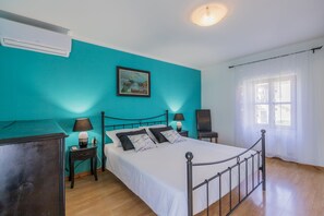 4 bedrooms, iron/ironing board, WiFi, bed sheets - Beautiful villa with swimming pool, grill, free WiFi, washing machine (Soldatici, Karojba)