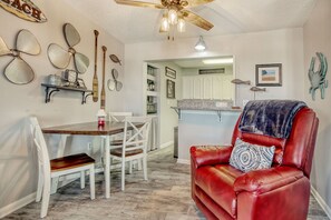 Smart TV - Ocean-side Condo -Steps from Beach, Broadway at the beach, sky wheel &boardwalk. (Myrtle Beach)