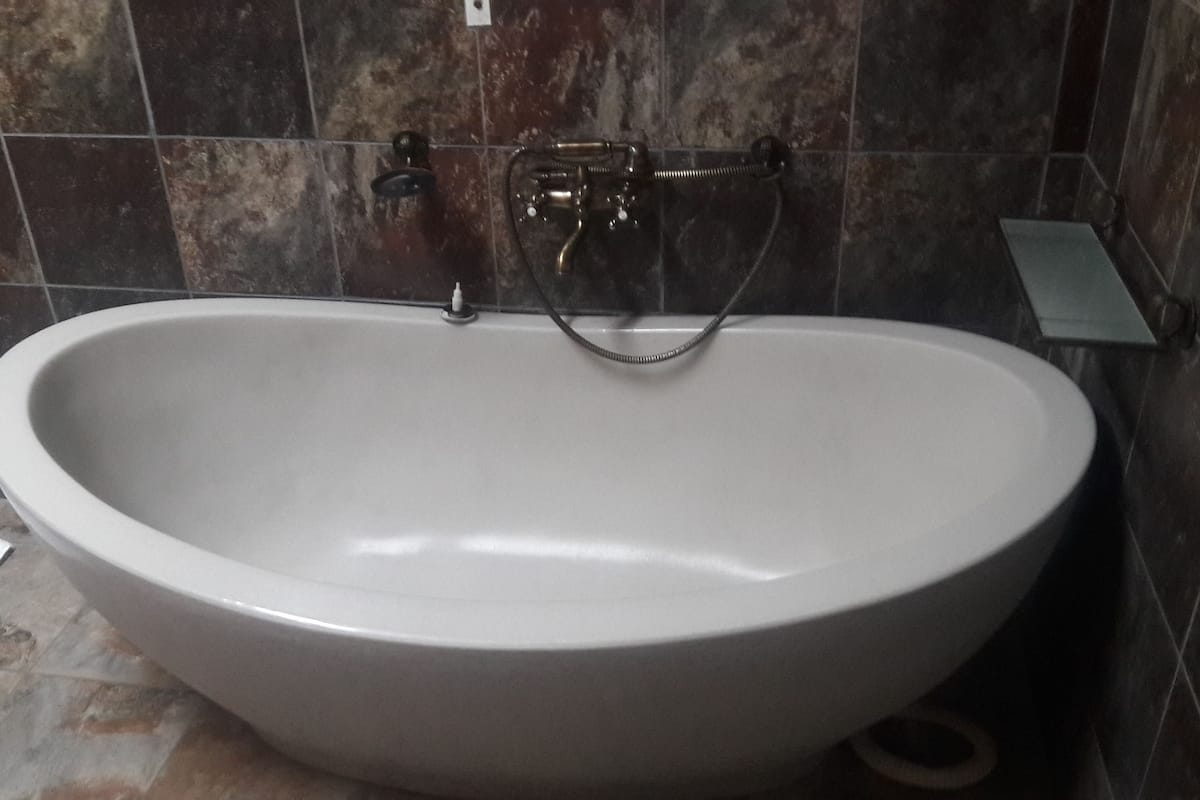 Deep-soaking bathtub