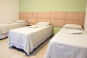 Habitación triple | Minibar, cortinas opacas, wifi gratis y ropa de cama