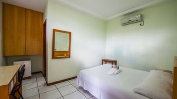 Quarto solteiro, para não fumantes | Frigobar, cortinas blackout, Wi-Fi de cortesia, roupa de cama