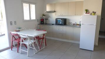 ثلاجة، ميكروويف، فرن، موقد طهي مسطح