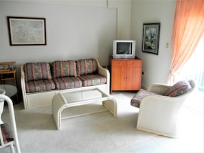 Studio, 1 Queen Bed, Smoking, Garden View | Living area