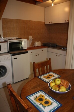 Fridge, coffee/tea maker