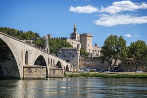 Un puente de piedra sobre un río, con un castillo al fondo.