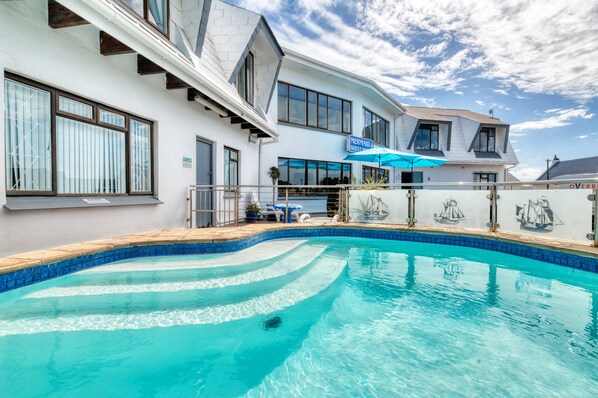 Outdoor pool - Mermaid Guest House (Struisbaai)