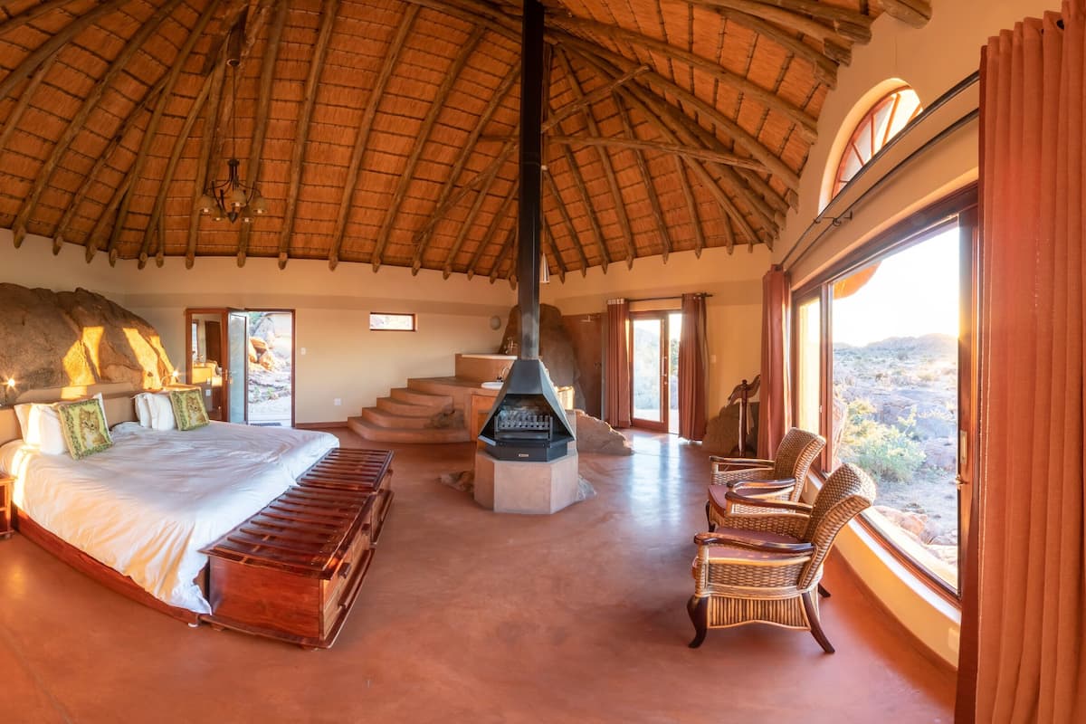 Luxury Villa, 2 Bedrooms | 3 bedrooms, individually decorated, individually furnished, bed sheets