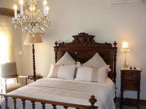 Premium bedding, down comforters, desk, free WiFi - Serenity Green Guesthouse (Matjhabeng)