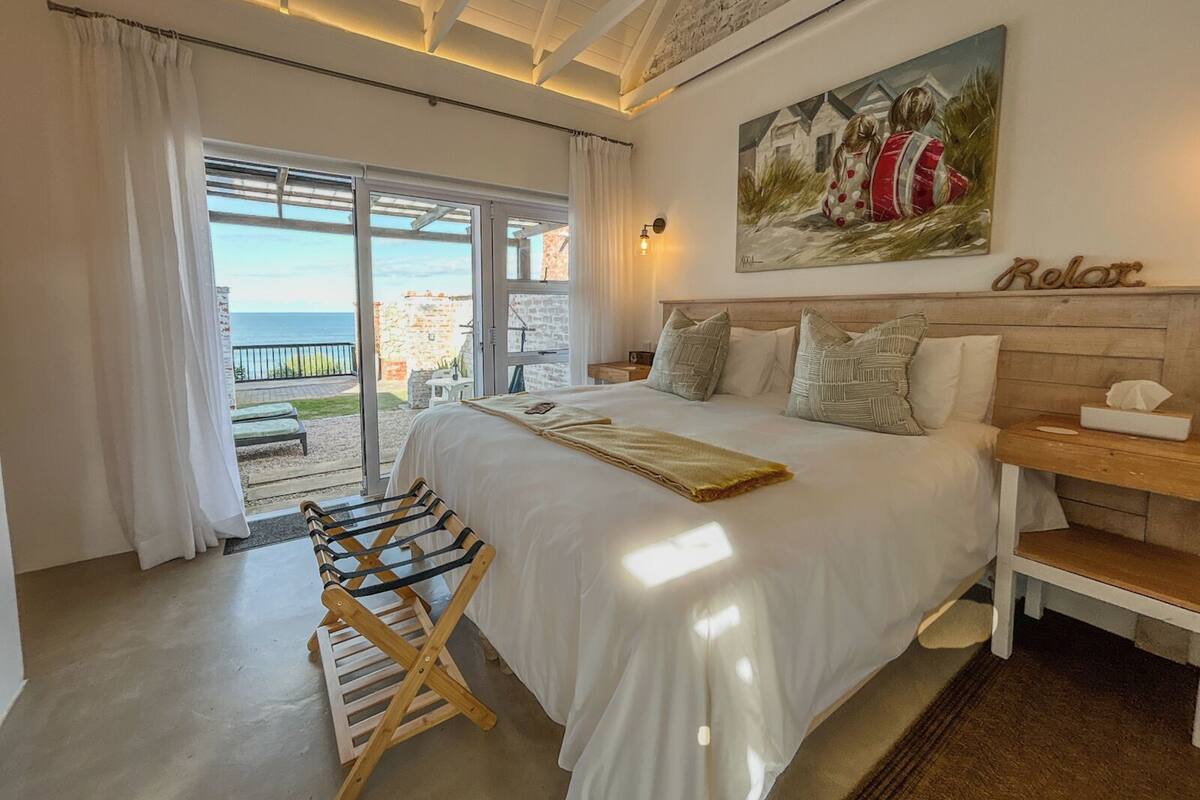 Deluxe Double Room, 1 King Bed, Partial Ocean View | Minibar, WiFi (free), individually decorated, individually furnished