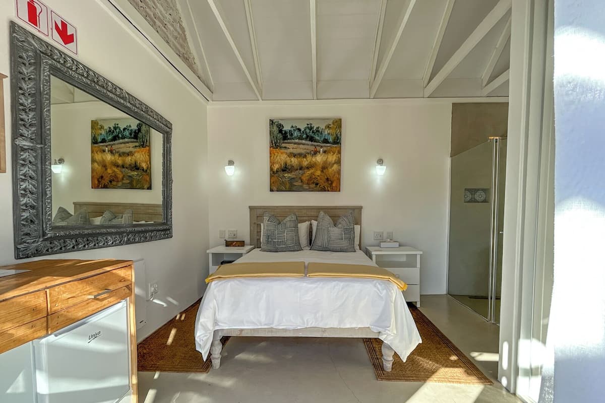 Double Room, 1 Double Bed, Mountain View | Minibar, WiFi (free), individually decorated, individually furnished