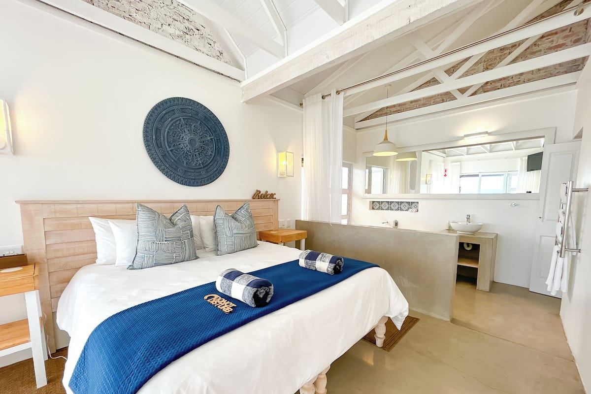 Luxury Double Room, 1 King Bed, Ocean View | Minibar, WiFi (free), individually decorated, individually furnished
