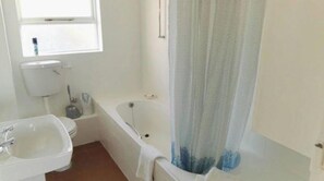 Apartamento standard, 2 quartos | Banheiro | Chuveiro/banheira combinados, produtos de toalete grátis