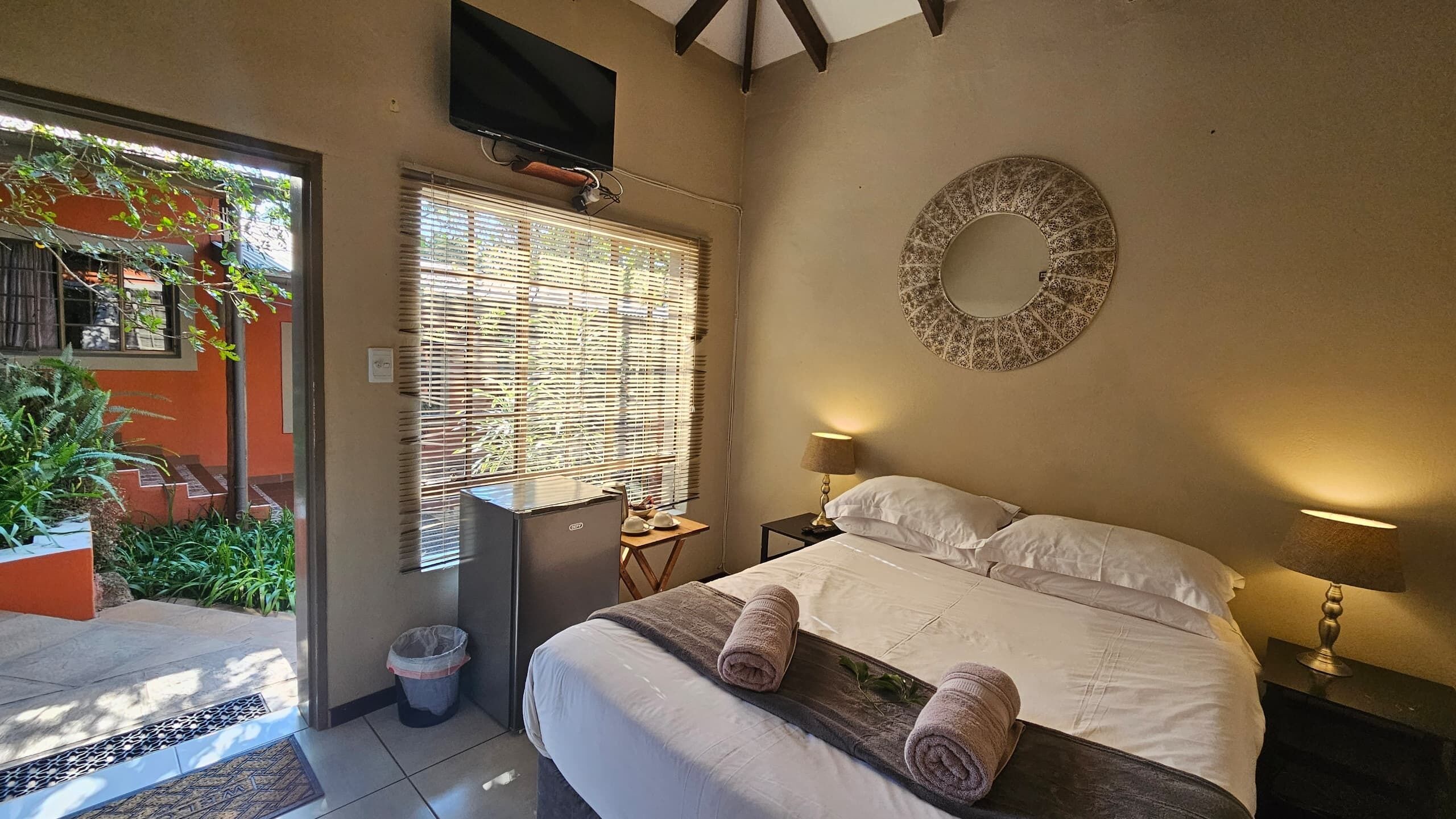 Habitación básica doble, 1 cama matrimonial, para no fumadores, vista al jardín | Wifi gratis 