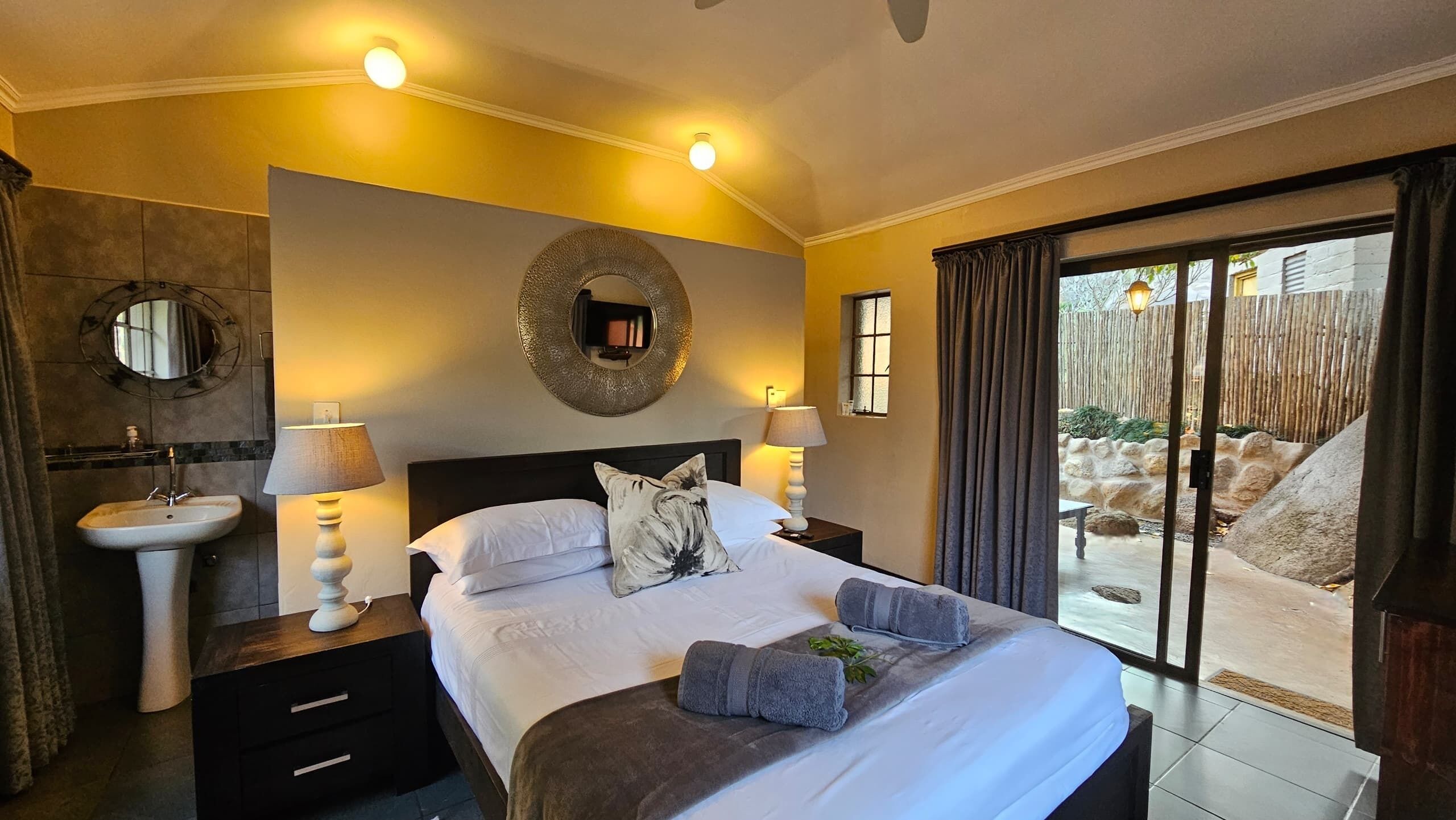 Habitación doble Confort, 1 cama Queen size, para no fumadores, vista al jardín | Wifi gratis 