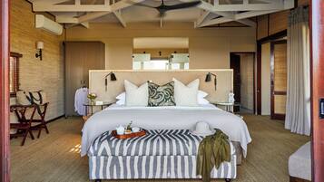 عناصر مجانية داخل الميني بار وخزنة داخل الغرفة وملاءات أسرّة