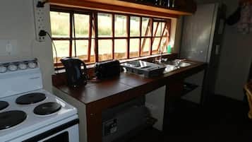 Refrigerador con freezer, microondas, horno, placa de cocina