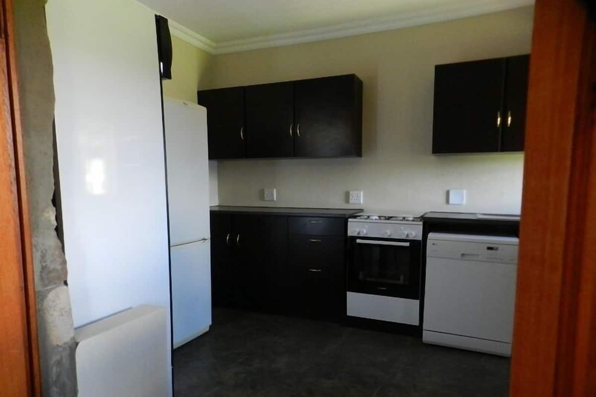 Full-sized fridge, microwave, oven, stovetop