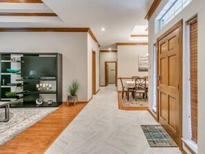 Interior - WARWICK POOL AND SPA HEATED POOL OPEN ALL YEAR LONG (Oklahoma City)