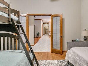 5 Schlafzimmer, Bügeleisen/Bügelbrett, kostenloses WLAN, Bettwäsche