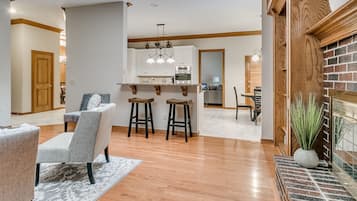 TV connectée, cheminée, livres