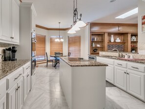 Fridge, microwave, oven, stovetop - WARWICK POOL AND SPA HEATED POOL OPEN ALL YEAR LONG (Oklahoma City)