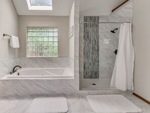 Ensemble douche/baignoire, baignoire à jets, sèche-cheveux
