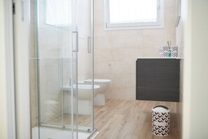 Dusch, hårtork och handdukar