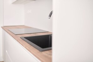 Frigorífico, microondas, placa de cocina y lavavajillas