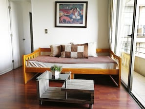 Apartment, Bergblick | Wohnbereich | 32-Zoll-Flachbildfernseher mit Kabelempfang, Fernseher