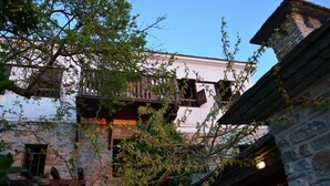 A traditional building with a balcony and stone walls. - Fyloma (South Pelion)