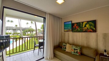 Apartamento familiar, 2 habitaciones, no fumadores | Zona de estar | Una televisión LED