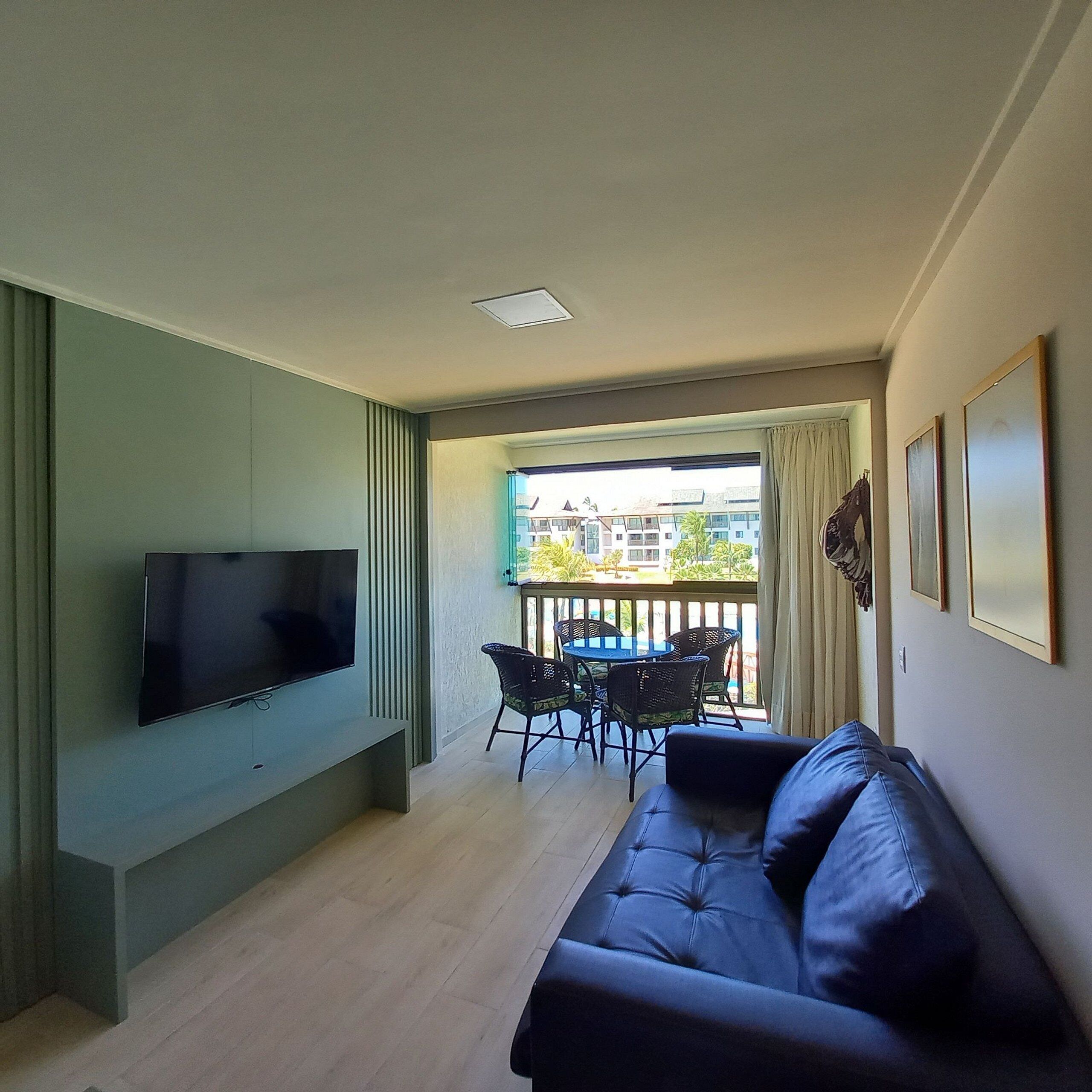 Familieleilighet, bassengutsikt | Oppholdsområde | LED-TV