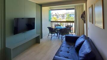 Familieleilighet, bassengutsikt | Oppholdsområde | LED-TV