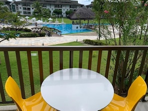 Apartamento família, vista para a piscina | Opções para refeição ao ar livre