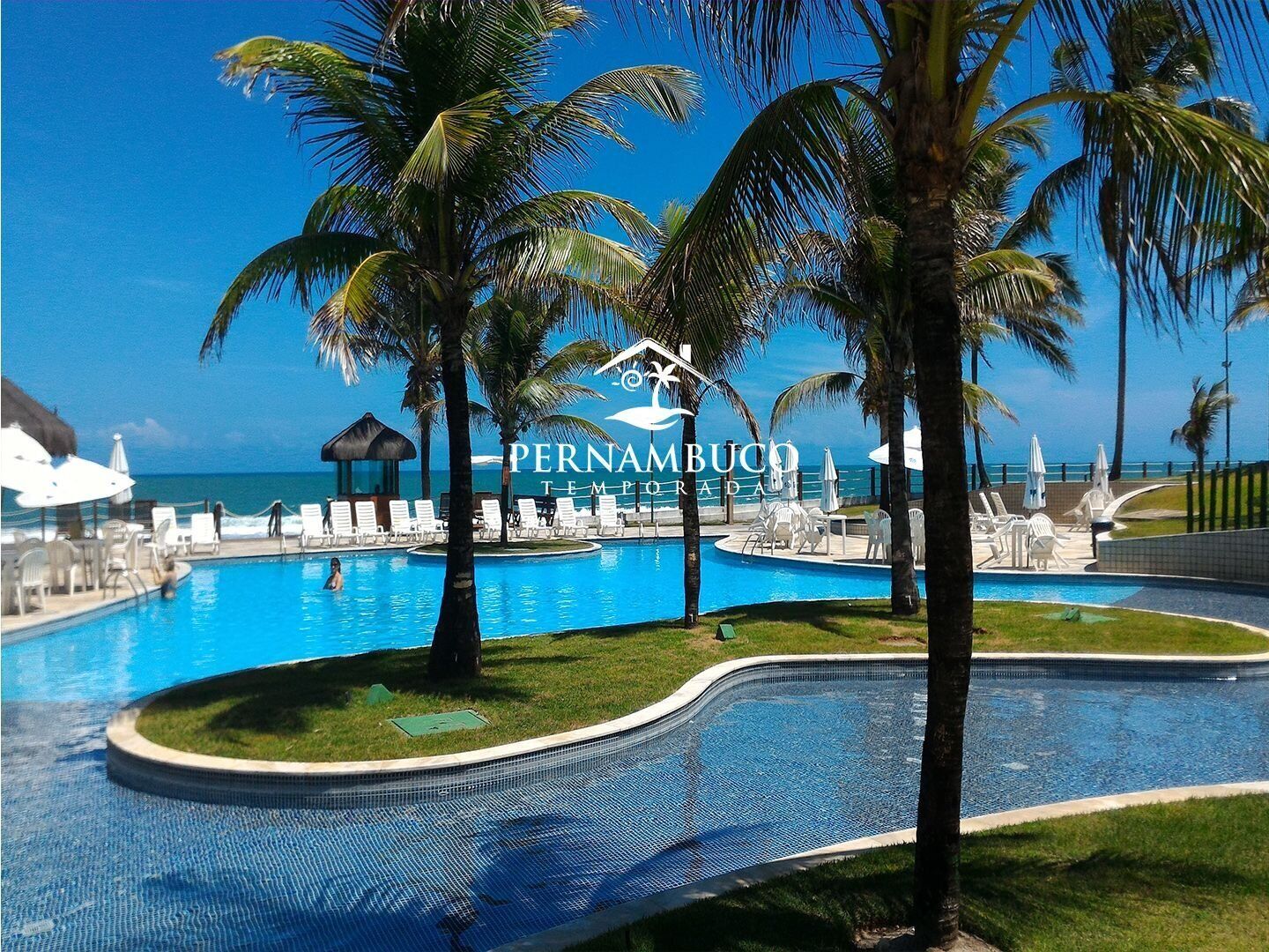 3 kolam renang outdoor dan sebuah kolam renang air hangat