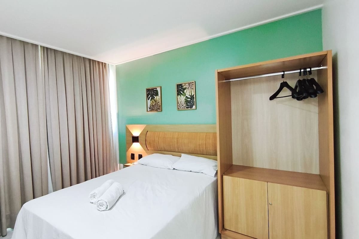 Apartamento família, 2 quartos, para não fumantes, vista para a piscina | Cortinas blackout, individualmente decorados, individualmente mobiliados